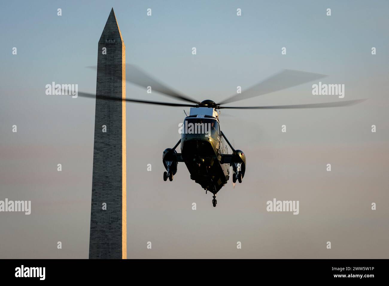 Washington, États-Unis. 21 mars 2024. Le président Joe Biden approche de la pelouse sud de la Maison Blanche dans Marine One le 21 mars 2024 à Washington, DC. Le président retourne à la Maison Blanche de Houston, au Texas, où il a participé à des événements de campagne. Photo de Samuel Corum/UPI crédit : UPI/Alamy Live News Banque D'Images