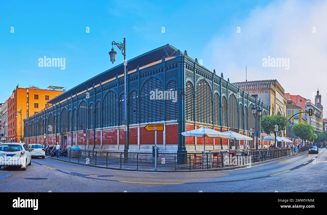 Extérieur du marché historique d'Atarazanas avec porte médiévale en pierre préservée et décorations pittoresques en bois sculpté sur les murs, Malaga, Espagne Banque D'Images