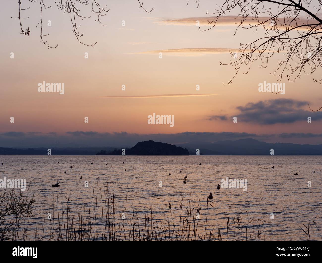 Lac Bolsena au coucher du soleil vu de la rive à Montefiascone, région du Latium, Italie. 21 mars 2024 Banque D'Images