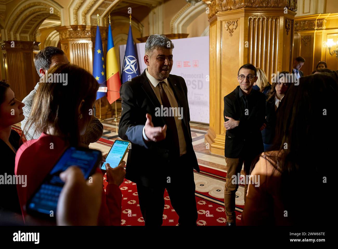 Bucarest, Roumanie. 21 mars 2024 : Marcel Ciolacu (C), président du Parti social-démocrate (PSD) et premier ministre roumain, s'entretient avec des journalistes à la fin de la conférence de presse après la réunion du Conseil politique national du parti. Crédit : Lucian Alecu/Alamy Live News Banque D'Images