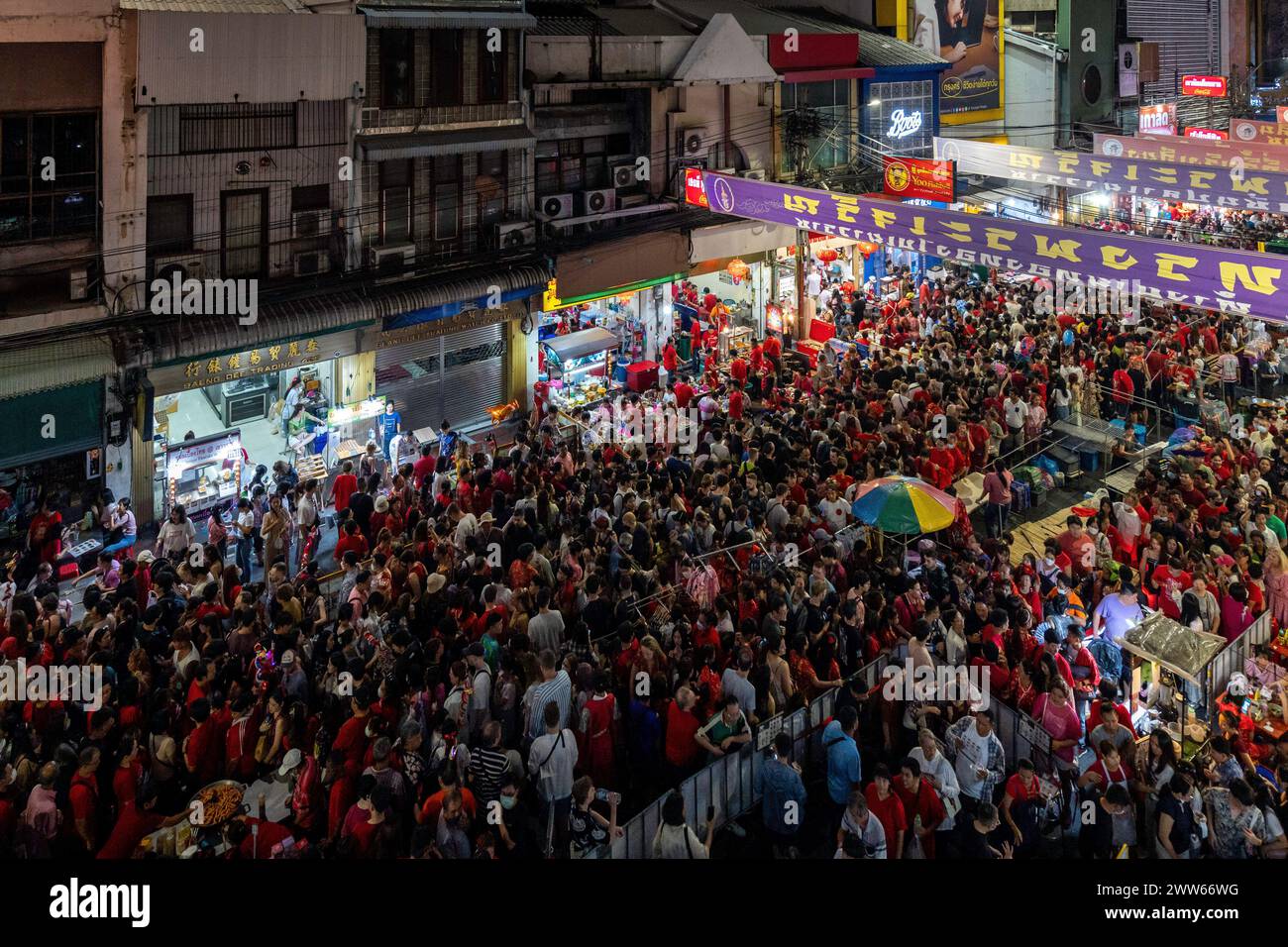 Vue de la rue bondée de Yaowarat Road avec des gens célébrant le Festival du nouvel an chinois 2024 à Chinatown, Bangkok, Thaïlande. Banque D'Images