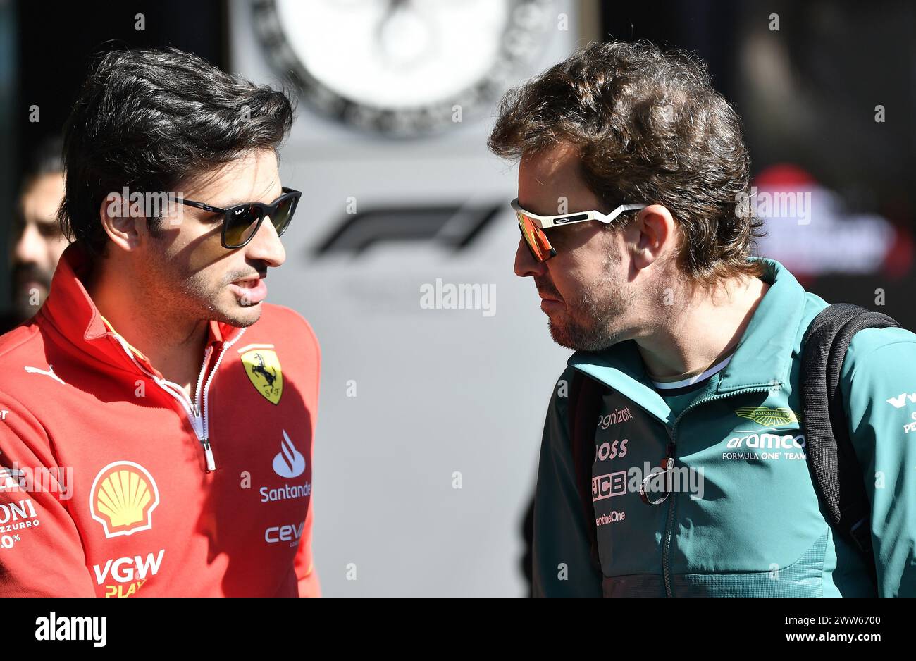 MELBOURNE, AUSTRALIE 25 février 2024. Photo : 55 Carlos Sainz Jr. (ESP) Scuderia Ferrari (à gauche) s’entretient avec 14 Fernando Alonso (ESP) Aston Martin Aramco F1 Team dans le paddock du Rolex Australian Grand Prix 2024 de formule 1 de la FIA du 22 au 24 mars à l’Albert Park Street circuit, Melbourne, Australie. Crédit : Karl Phillipson/Alamy Live News Banque D'Images