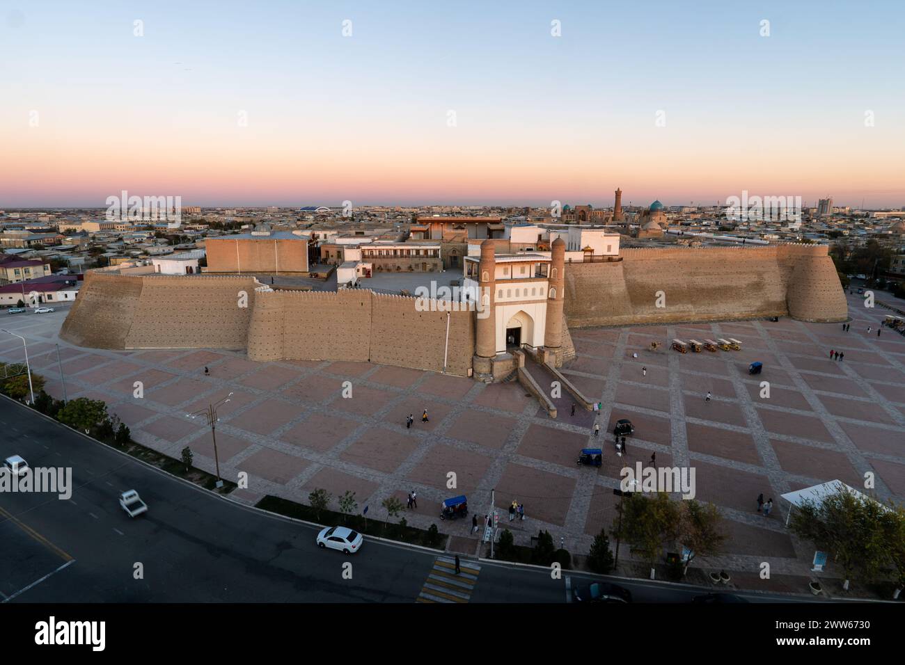 Panorama du centre historique de Boukhara, Ouzbékistan. Premier plan : ancienne forteresse Arche et palais Khan. Contexte : minarets et dômes de b historique Banque D'Images
