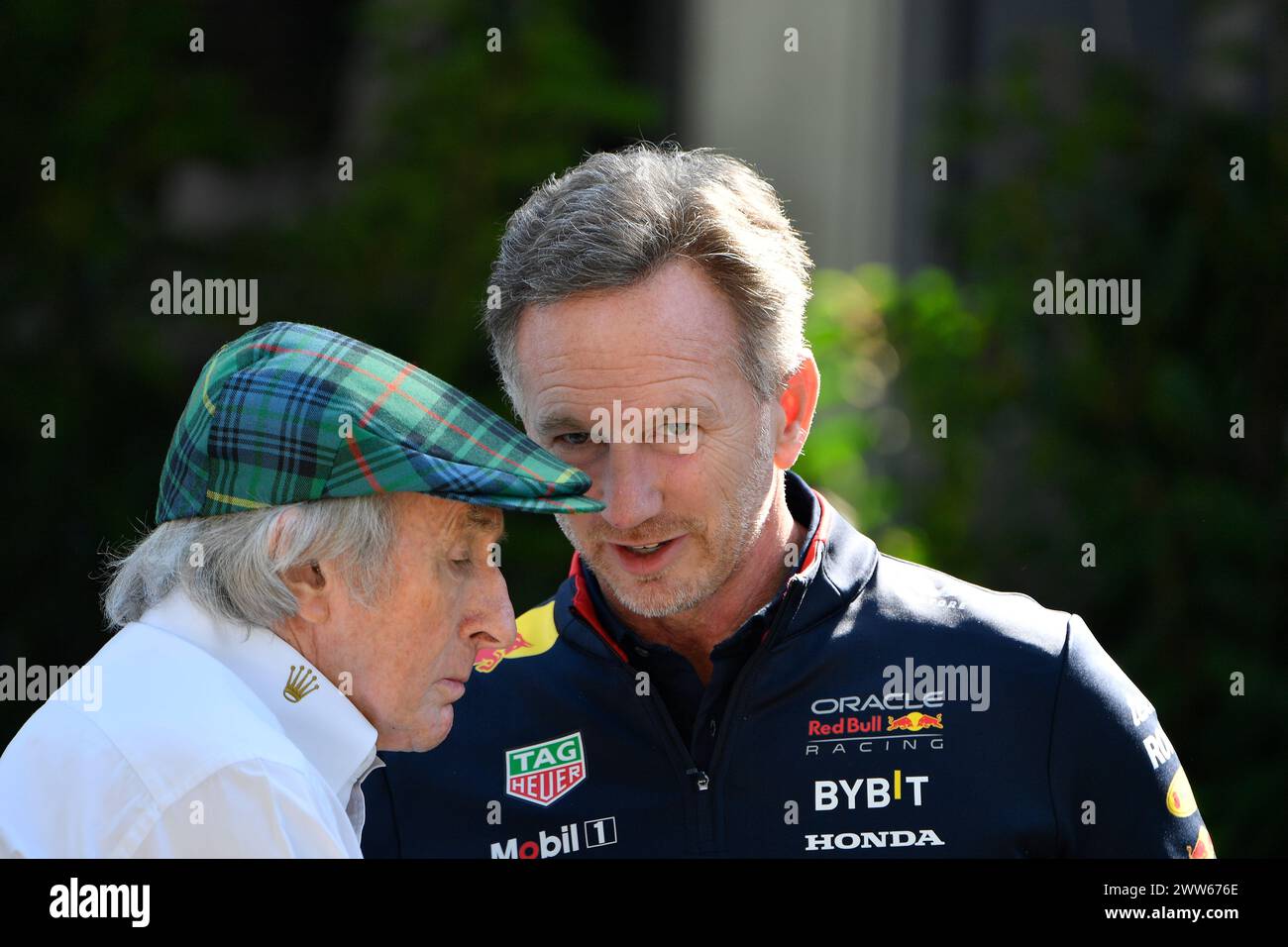 MELBOURNE, AUSTRALIE 25 février 2024. Sur la photo : Sir Jackie Stewart (à gauche) s'entretient avec Oracle Red Bull Racing, le principal de l'équipe Christian Horner dans le paddock du Rolex Australian Grand Prix 2024 de formule 1 de la FIA du 22 au 24 mars à l'Albert Park Street circuit, Melbourne, Australie. Crédit : Karl Phillipson/Alamy Live News Banque D'Images