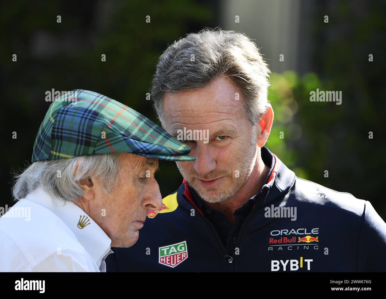 MELBOURNE, AUSTRALIE 25 février 2024. Sur la photo : Sir Jackie Stewart (à gauche) s'entretient avec Oracle Red Bull Racing, le principal de l'équipe Christian Horner dans le paddock du Rolex Australian Grand Prix 2024 de formule 1 de la FIA du 22 au 24 mars à l'Albert Park Street circuit, Melbourne, Australie. Crédit : Karl Phillipson/Alamy Live News Banque D'Images