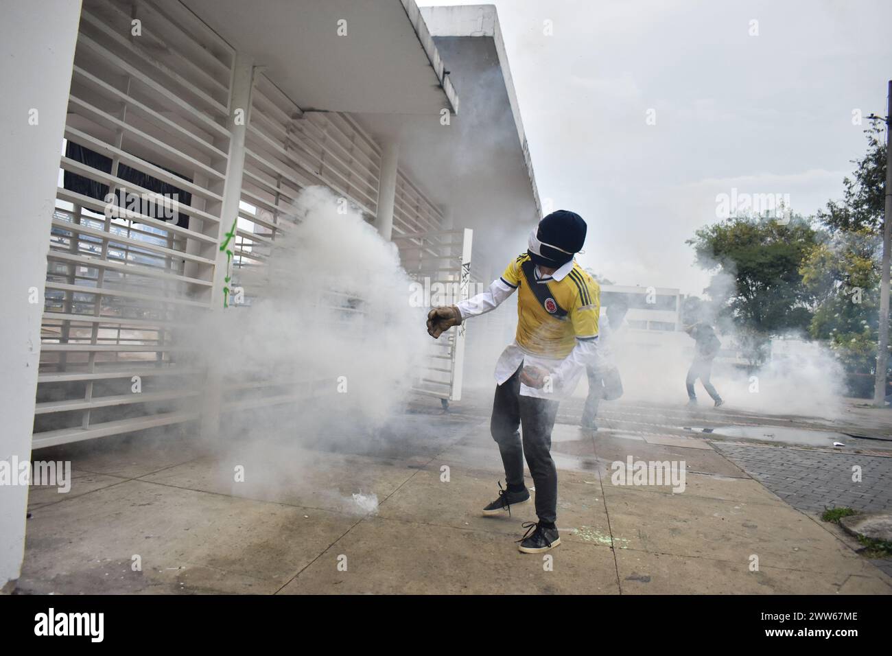 Bogota, Colombie. 21 mars 2024. Les manifestants affrontent la police anti-émeute colombienne "UNDEMO" anciennement connue sous le nom (ESMAD) après que l'université nationale colombienne a assigné un nouveau recteur, à Bogota, le 21 mars 2024. Photo par : Cristian Bayona/long Visual Press crédit : long Visual Press/Alamy Live News Banque D'Images