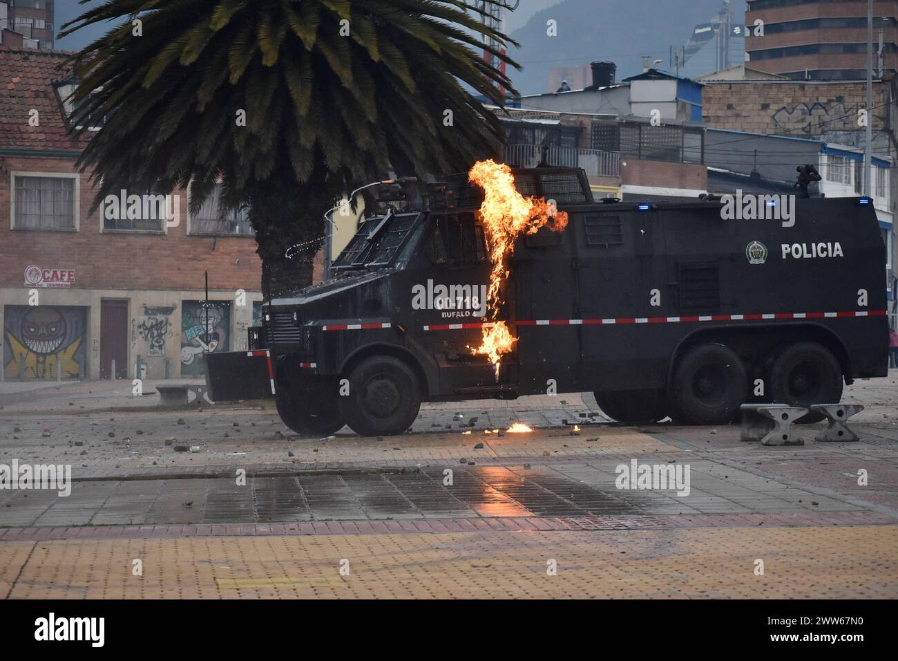 Bogota, Colombie. 21 mars 2024. Les manifestants affrontent la police anti-émeute colombienne "UNDEMO" anciennement connue sous le nom (ESMAD) après que l'université nationale colombienne a assigné un nouveau recteur, à Bogota, le 21 mars 2024. Photo par : Cristian Bayona/long Visual Press crédit : long Visual Press/Alamy Live News Banque D'Images