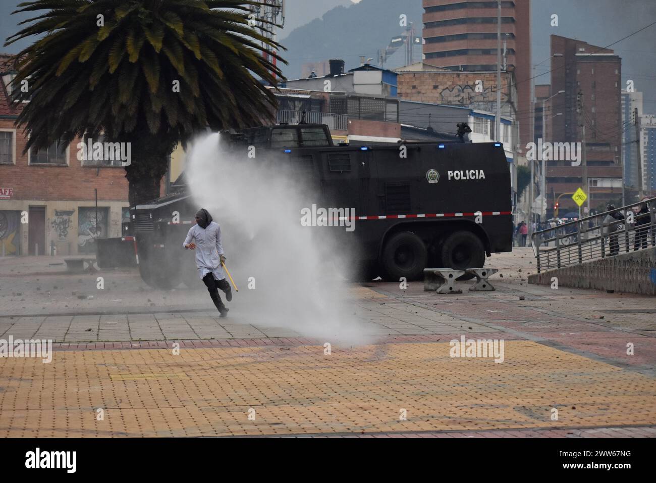 Bogota, Colombie. 21 mars 2024. Les manifestants affrontent la police anti-émeute colombienne "UNDEMO" anciennement connue sous le nom (ESMAD) après que l'université nationale colombienne a assigné un nouveau recteur, à Bogota, le 21 mars 2024. Photo par : Cristian Bayona/long Visual Press crédit : long Visual Press/Alamy Live News Banque D'Images