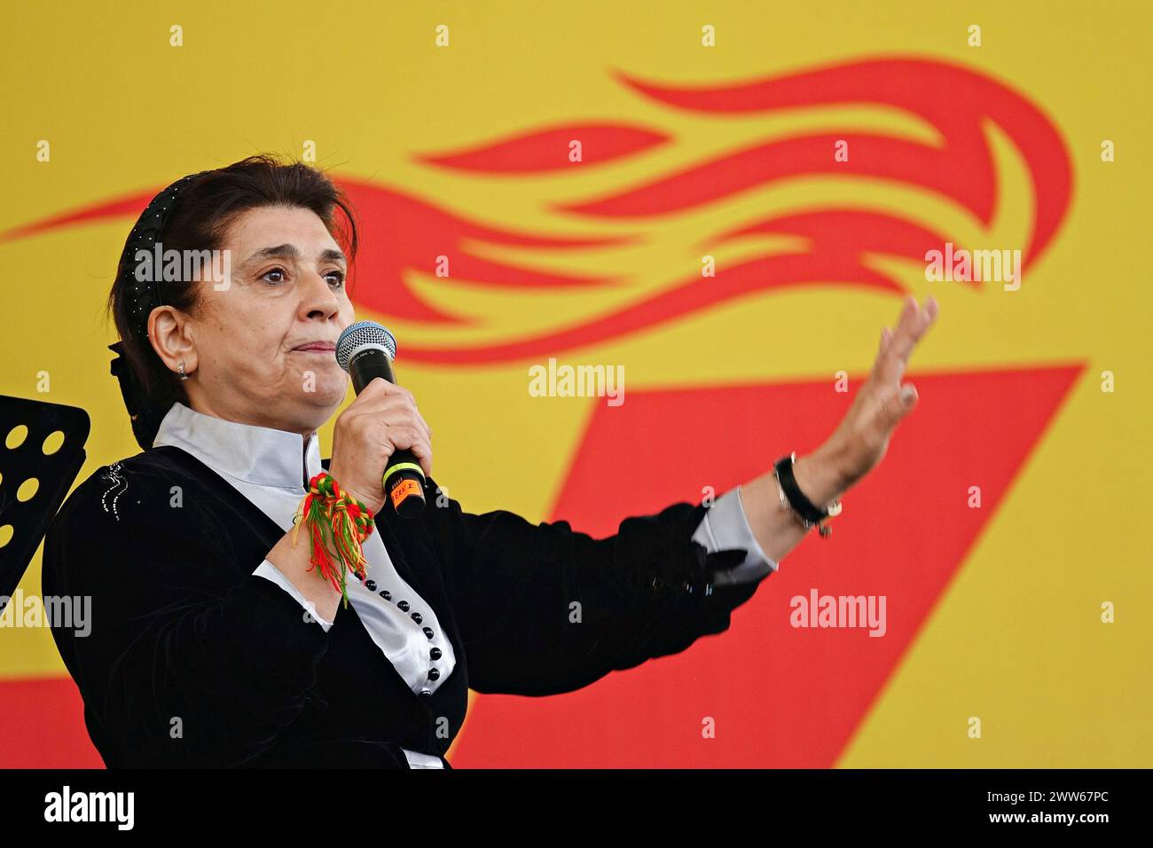 La célèbre politicienne kurde Leyla Zana s'adresse au public lors des célébrations du Newroz à Diyarbakir. L'ancienne députée Zana a été jugée et condamnée à 10 ans de prison pour ses activités politiques. Il a reçu le prix Sakharov par le Parlement européen en 1995, mais n'a reçu ce prix qu'après sa libération en 2004. La finale de la fête de Newroz du 21 mars, célébrée dans 58 centres des villes kurdes de Turquie pendant deux semaines, a été célébrée avec un rassemblement et un festival auxquels ont assisté des centaines de milliers de personnes à Diyarbakir. La célébration Newroz à Diyarbak?R était org Banque D'Images