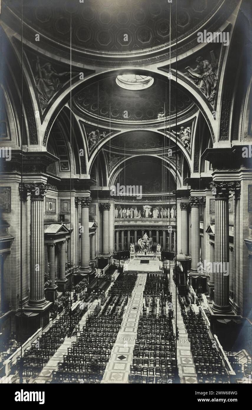 Photo vintage en noir et blanc de la nef de l'église Sainte-Marie-Madeleine à Paris, France CA. 1885 Banque D'Images