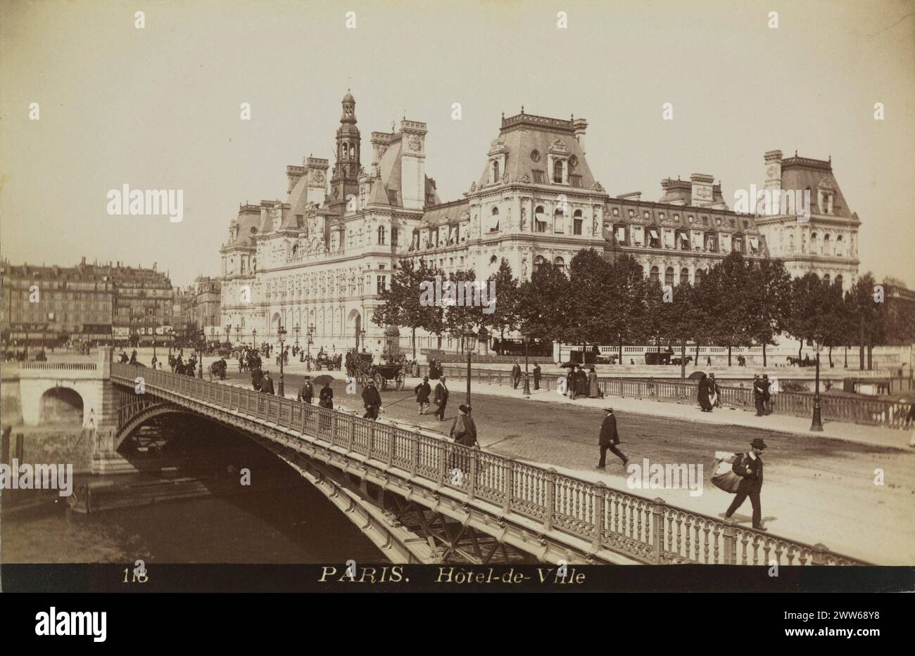Photo vintage en noir et blanc de l'Hôtel de ville ou de l'Hôtel de ville et du Pont d'Arcole à Paris, France CA. 1885, impression albumen Banque D'Images