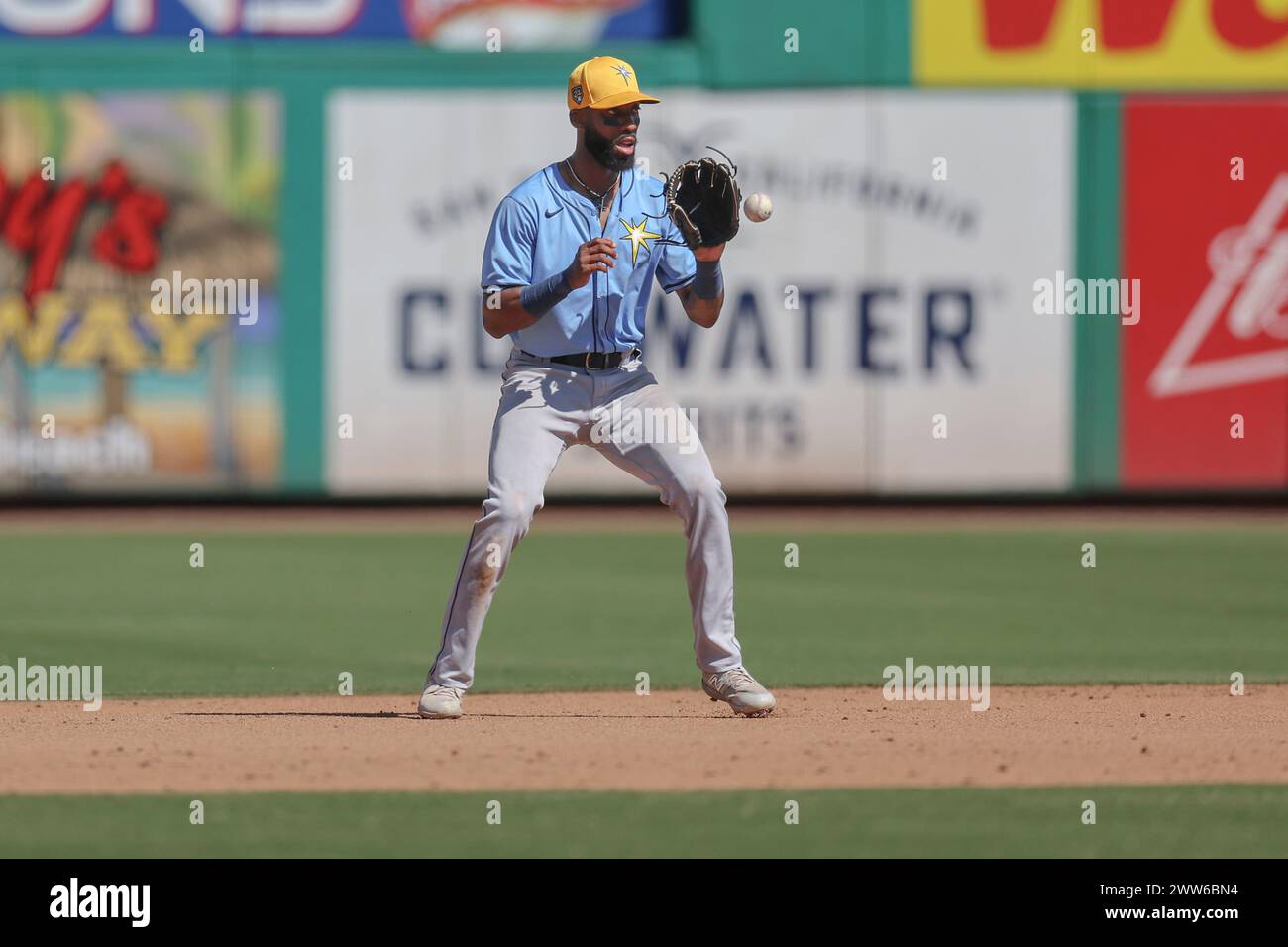 Clearwater, FL : Gionti Turner (28), deuxième joueur des Rays de Tampa Bay, lance un ballon et chasse les Phillies de Philadelphie Marcus Lee a chanté (88) pendant une MLB Banque D'Images