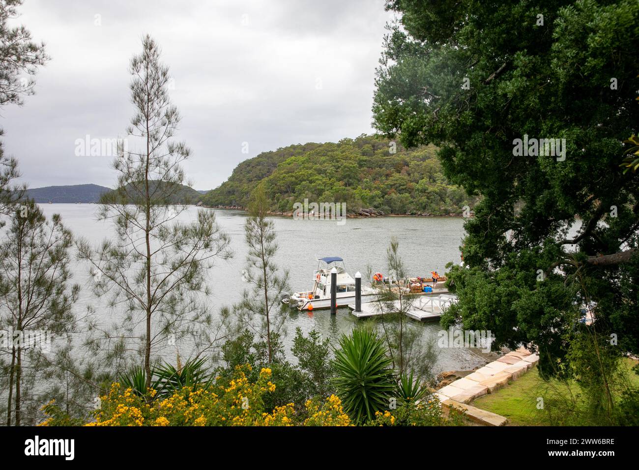 Brooklyn en Nouvelle-Galles du Sud, Australie, bateau au quai de ferry public de kangaroo point sur la rivière Hawkesbury, jour nuageux d'automne, Australie, 2024 Banque D'Images