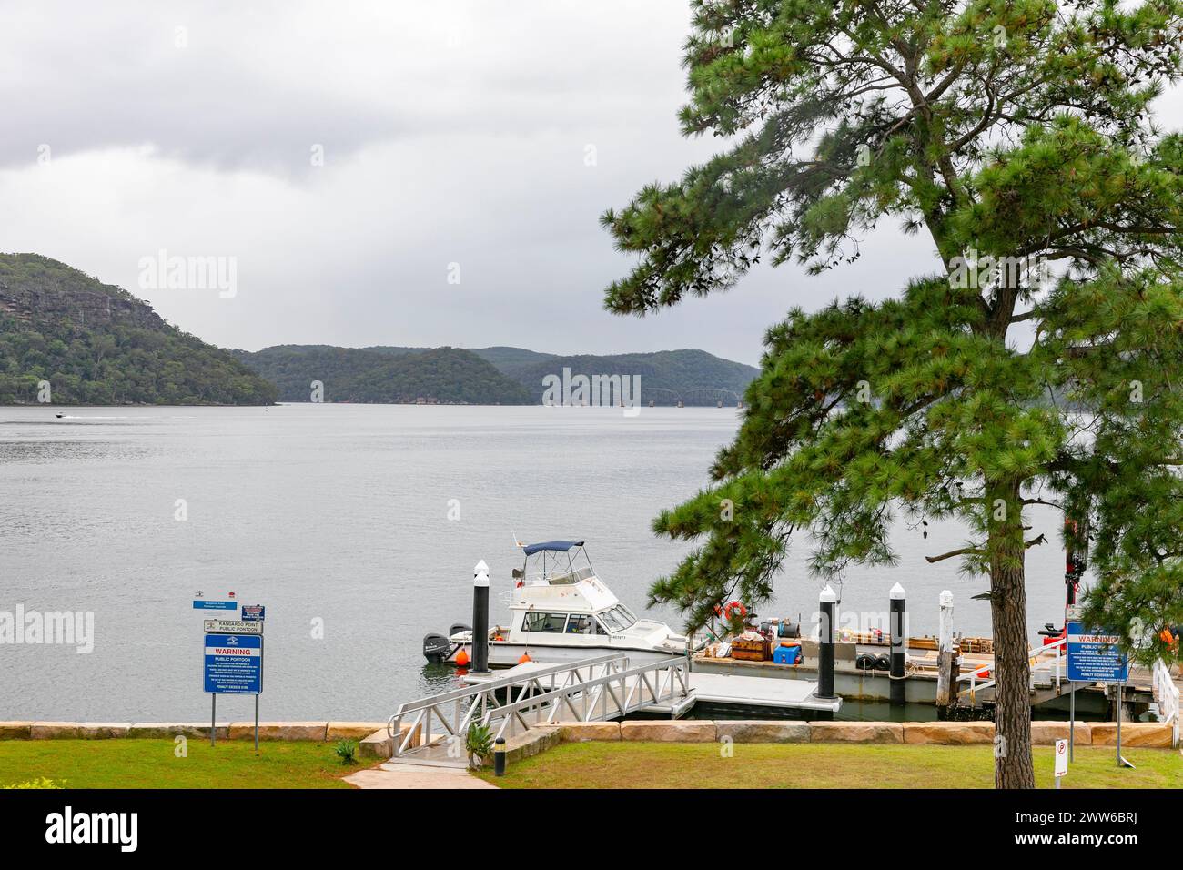 Brooklyn en Nouvelle-Galles du Sud, Australie, bateau au quai de ferry public de kangaroo point sur la rivière Hawkesbury, jour nuageux d'automne, Australie, 2024 Banque D'Images