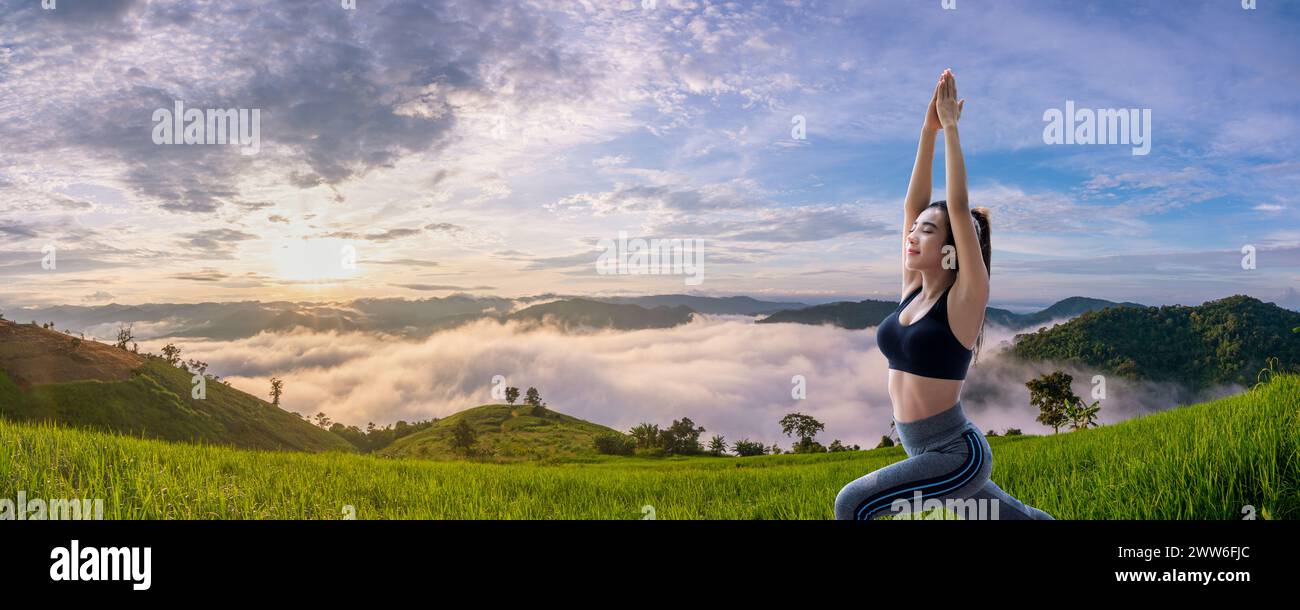 Jeune femme pratiquant le yoga dans la nature.bonheur féminin. Paysage Banque D'Images