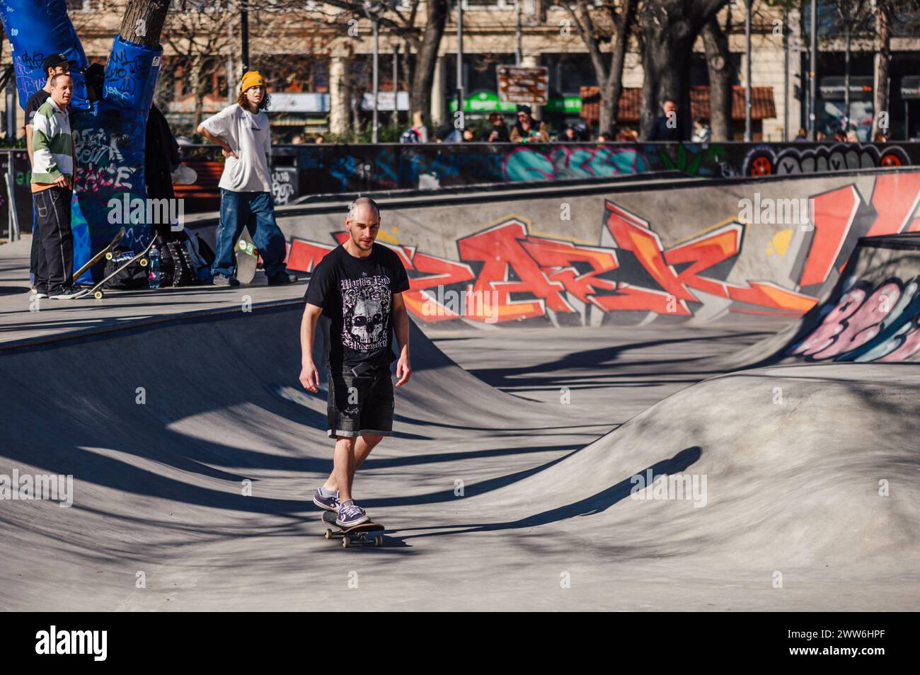 Skateboarder dans un skatepark de Budapest Banque D'Images