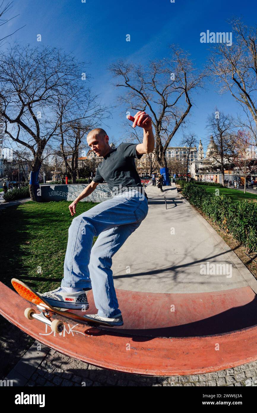 Skateboarder dans un skatepark de Budapest Banque D'Images