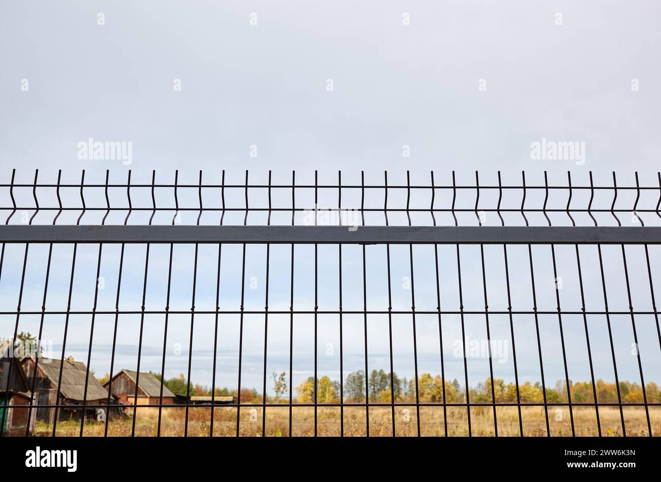 Clôture en fil métallique pour protéger le territoire. Panneaux de clôture de grille en treillis métallique peint Banque D'Images
