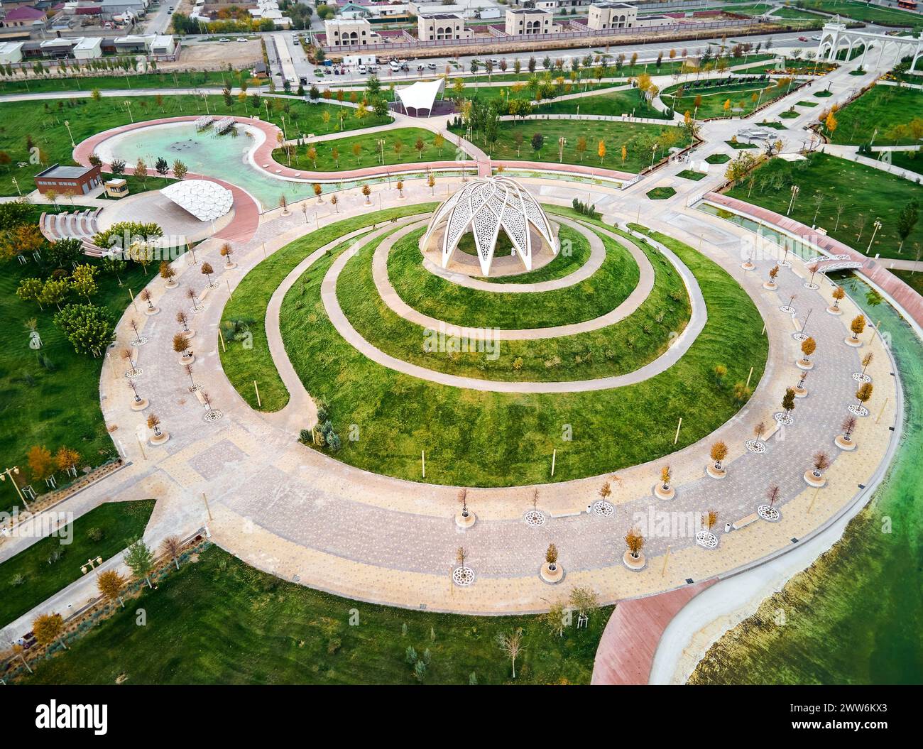Prise de vue aérienne par drone de Gazebo avec toit en forme de fleur dans le parc et chemin en spirale autour. Amélioration du parc d'art Zhibek Zholy au Turkestan, au Kazakhstan Banque D'Images