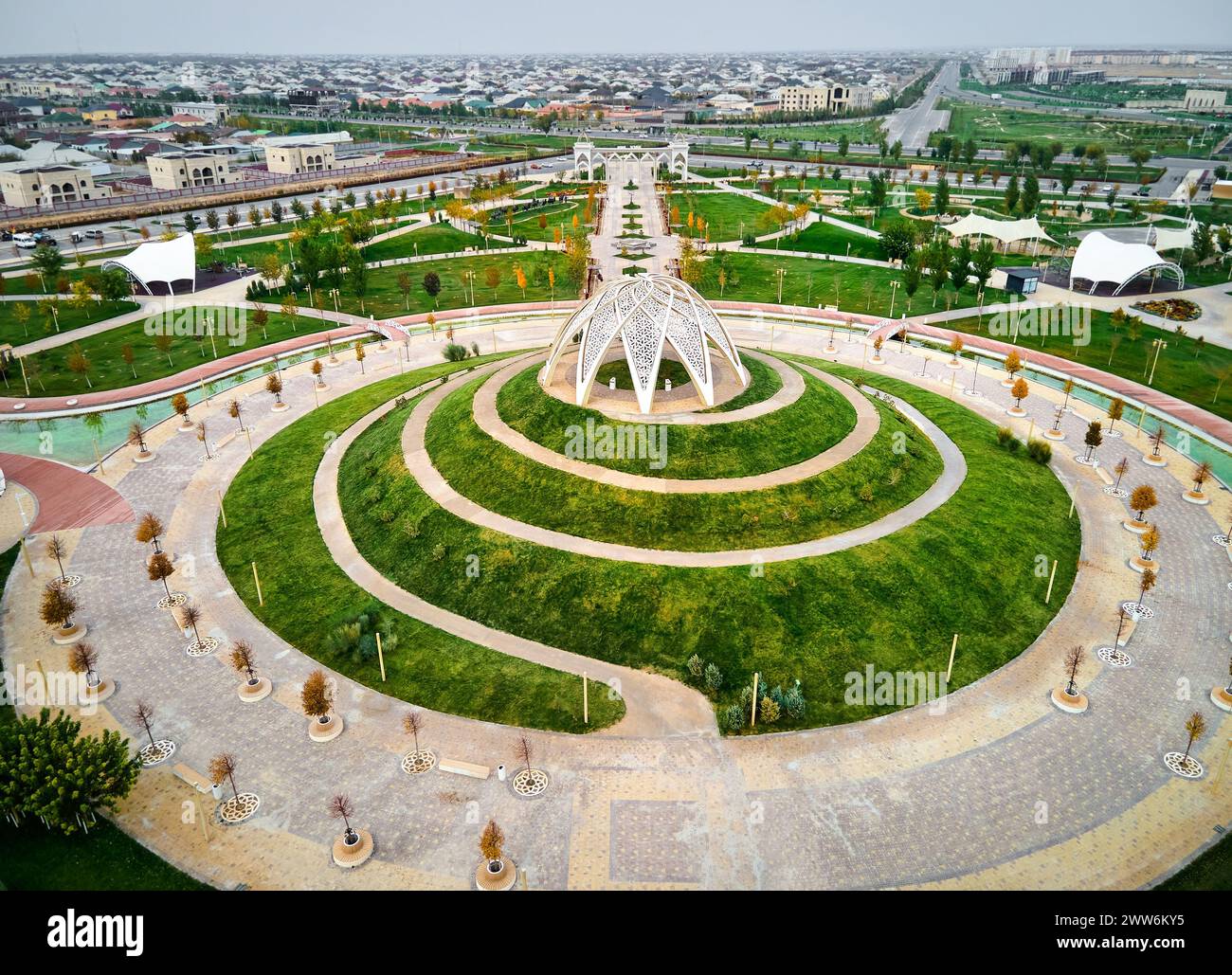 Prise de vue aérienne par drone de Gazebo avec toit en forme de fleur dans le parc et chemin en spirale autour. Amélioration du parc d'art Zhibek Zholy au Turkestan, au Kazakhstan Banque D'Images