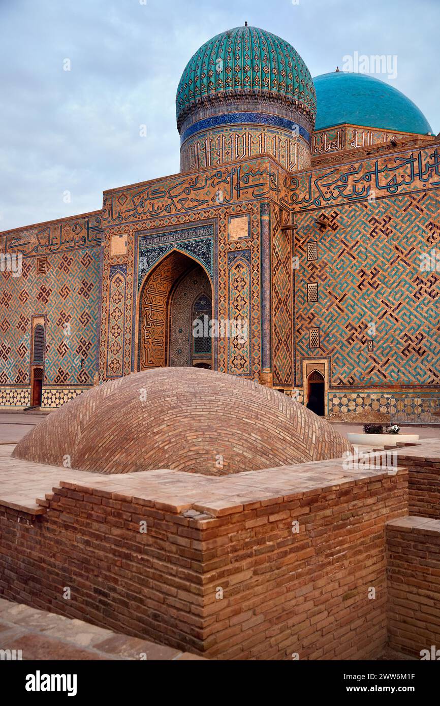 Extérieur du Mausolée de Khoja Ahmed Yasavi dans la ville du Turkestan bâtiment antique au Kazakhstan du Sud Banque D'Images