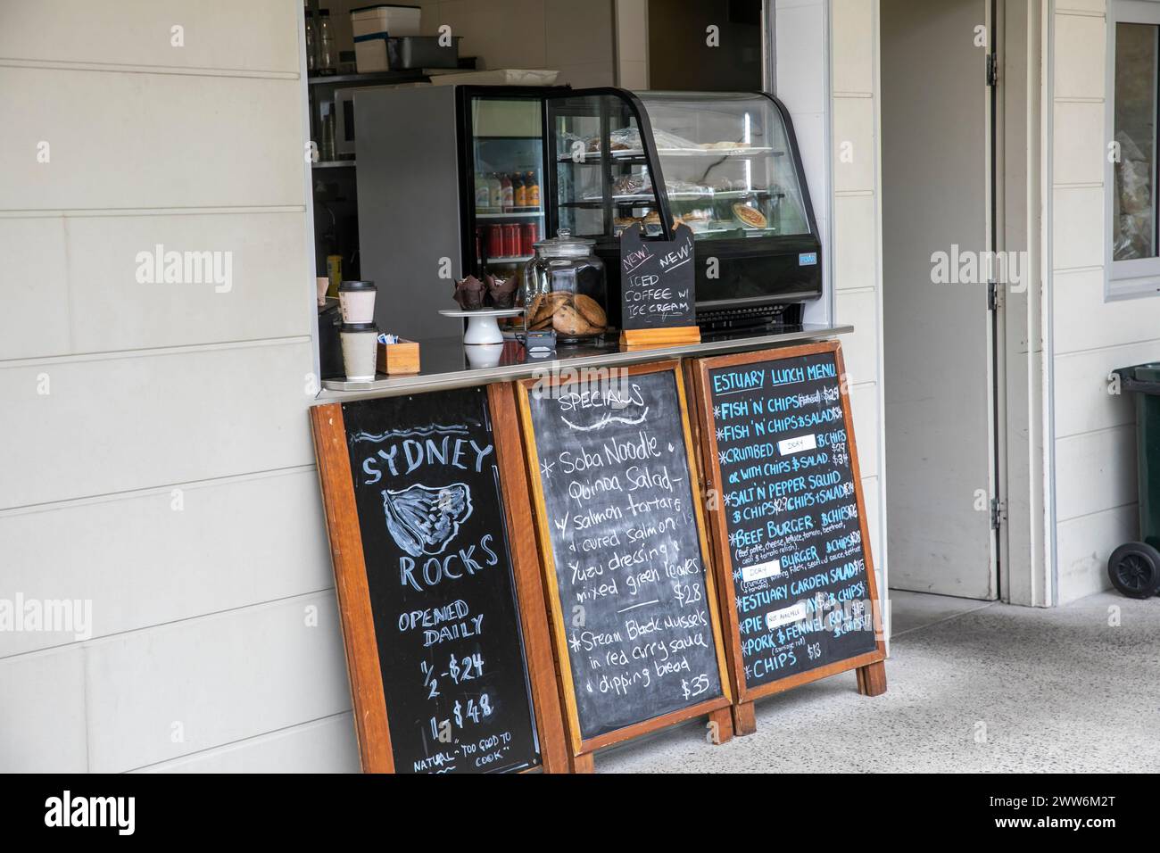 Huîtres de roche de Sydney en vente au restaurant Estuary Food and Coffee kiosque à Mooney Mooney, Nouvelle-Galles du Sud, Australie Banque D'Images
