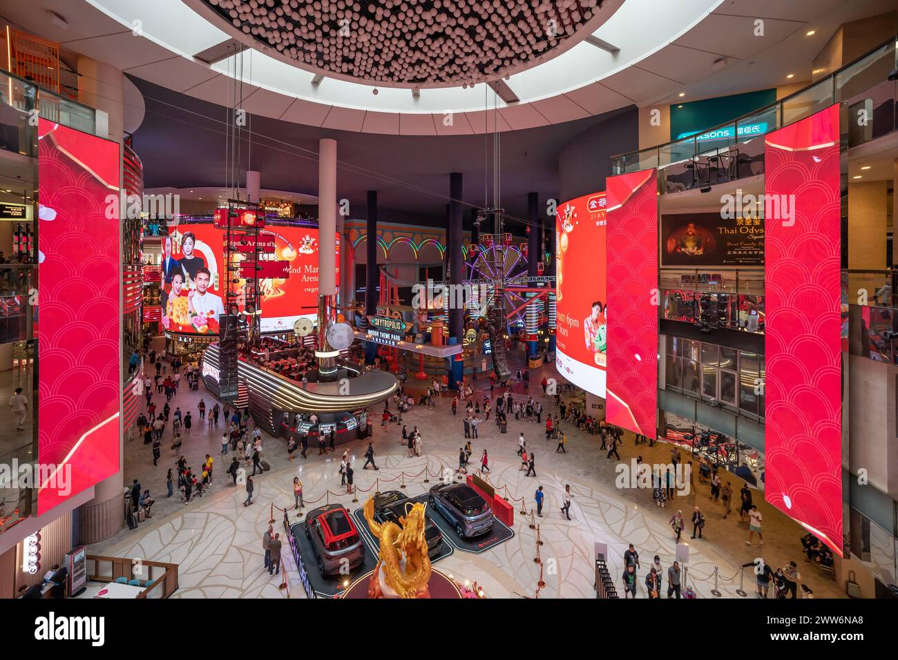 Genting Highlands, Malaisie - mars 1,2024 : SkyAvenue est le centre commercial avec affichage LED qui s'étend sur un atrium entier dans le centre commercial en G. Banque D'Images