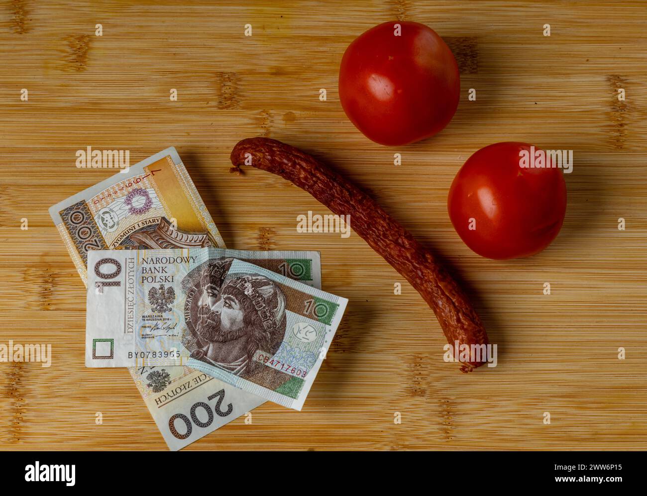 Augmentation des prix alimentaires en Pologne, pain, beurre sur une planche à découper, tomates, saucisses, TVA sur les aliments Pologne argent Banque D'Images
