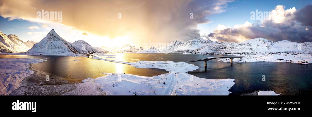 Pont routier Lofoten en hiver, Norvège Banque D'Images