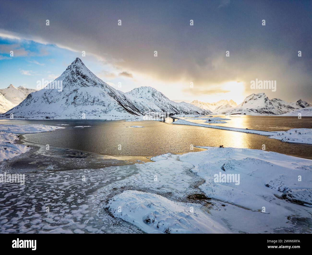 Pont routier Lofoten en hiver, Norvège Banque D'Images