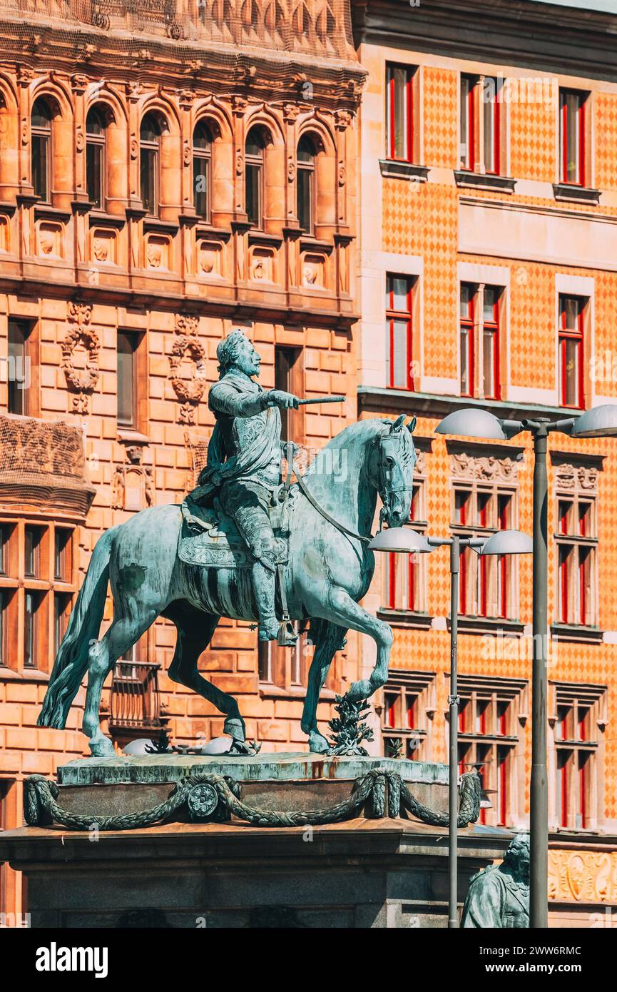 Stockholm, Suède.Statue de l'ancien roi de Suède Karl XIV Johan assis sur Un Palais royal du Cheval.Célèbre destination Scenic place.Gros plan Banque D'Images