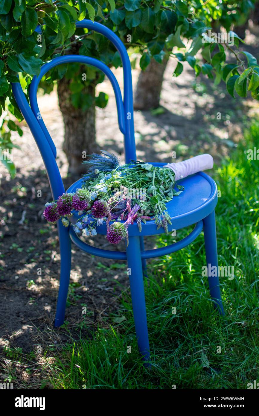 un bouquet de mariage sur une chaise dans un vignoble Banque D'Images