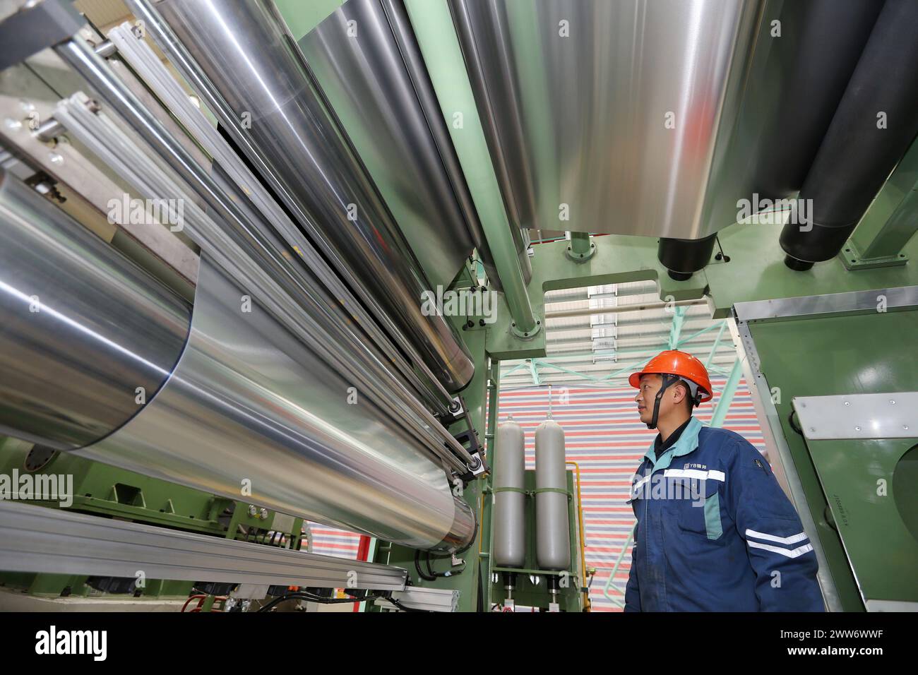 HUAIBEI, CHINE - 22 MARS 2024 - Un travailleur travaille dans un atelier d'une société de production de matériaux de transfert thermit renouvelables à faible teneur en carbone pour le nouveau Banque D'Images