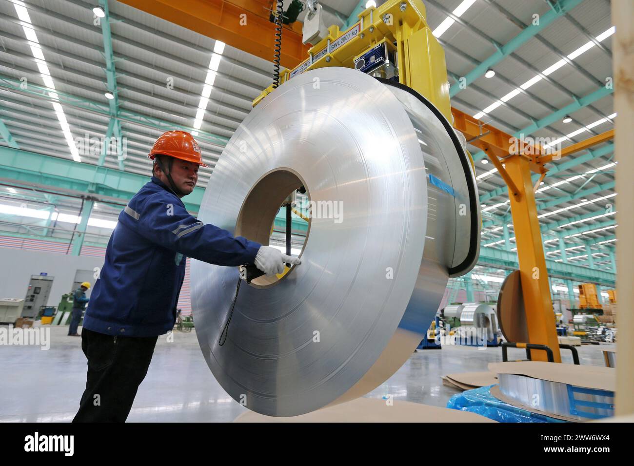 HUAIBEI, CHINE - 22 MARS 2024 - Un travailleur travaille dans un atelier d'une société de production de matériaux de transfert thermit renouvelables à faible teneur en carbone pour le nouveau Banque D'Images