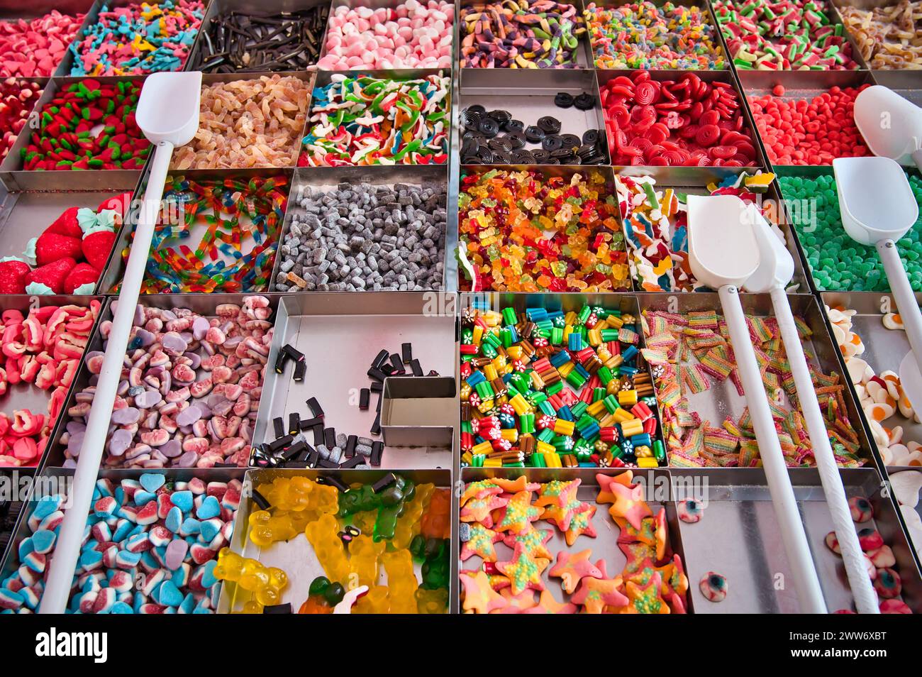 différents types de bonbons gommeux d'un étal à un festival de village, gourmand, gelée, sucre Banque D'Images