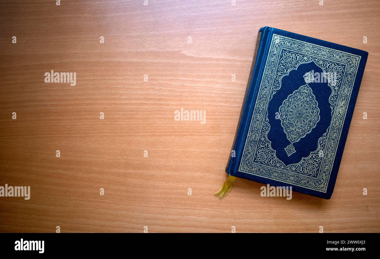 Le Coran, le livre sacré des musulmans sur une table en bois. Copier l'espace. Banque D'Images