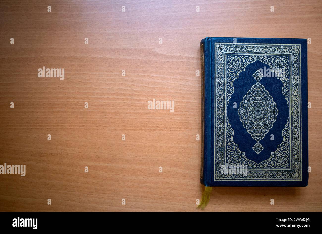Le Coran, le livre sacré des musulmans sur une table en bois. Copier l'espace. Banque D'Images