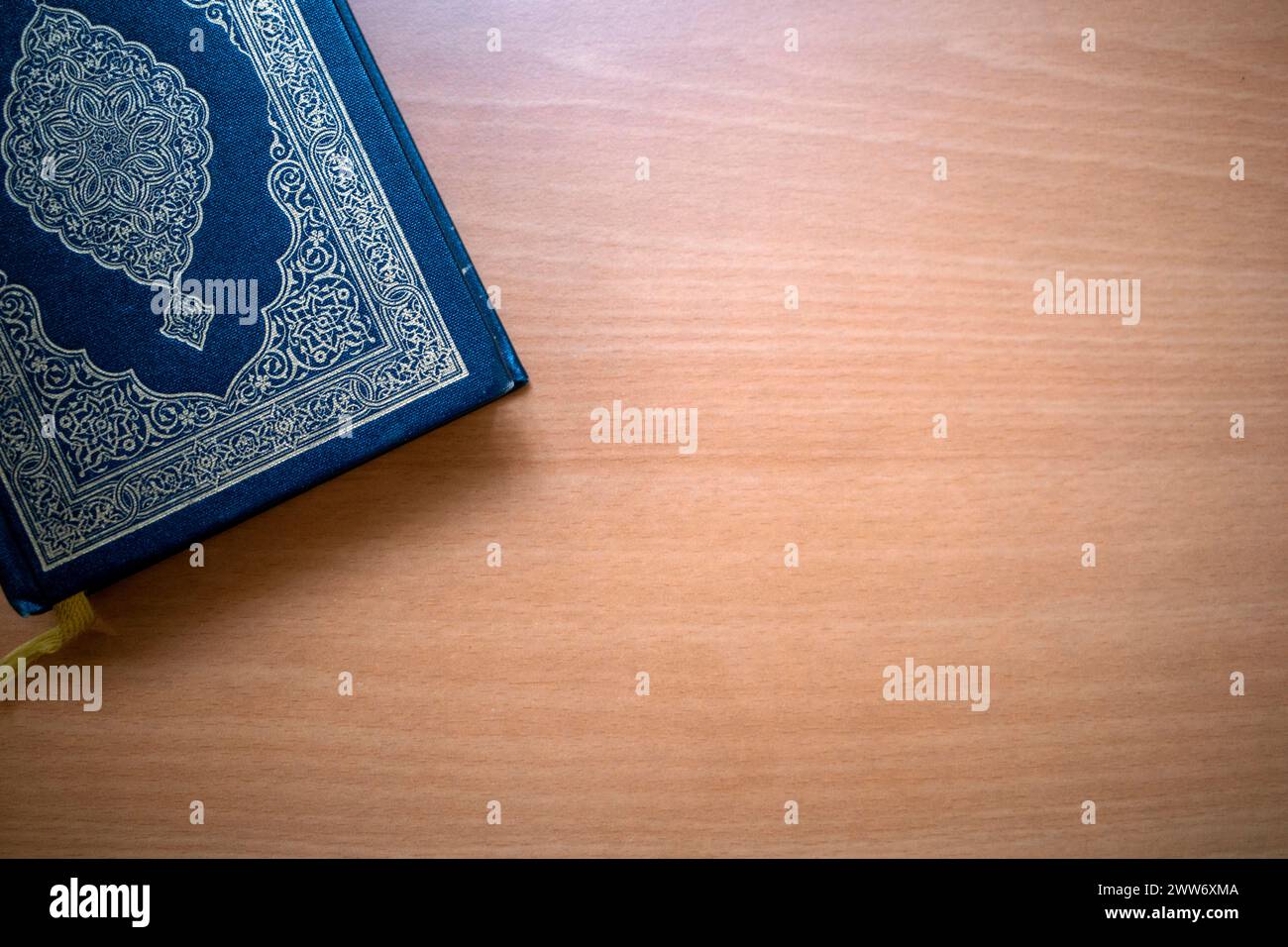 Le Coran, le livre sacré des musulmans sur une table en bois. Copier l'espace. Banque D'Images