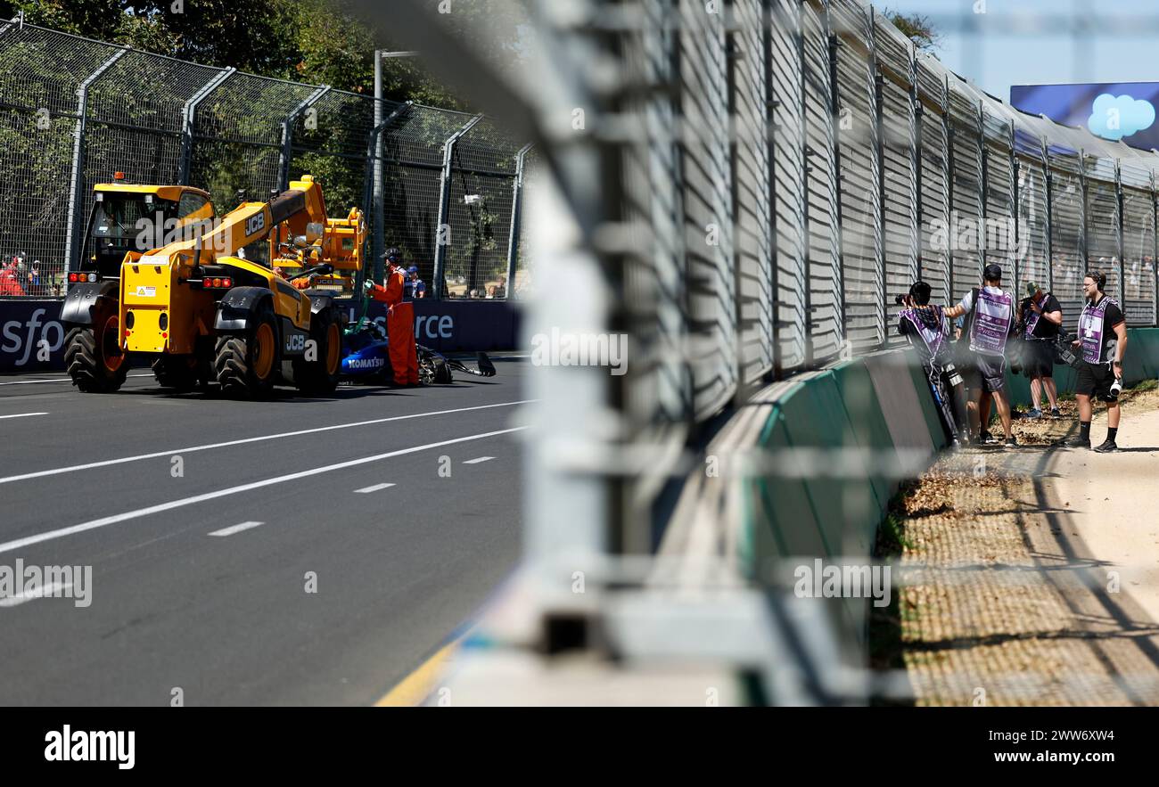 Melbourne, Australie. 22 mars 2024. Cette photo prise le 22 mars 2024 montre que la voiture écrasée d'Alexander Albon de Williams est retirée de la piste lors de la séance d'essais du Grand Prix de formule 1 d'Australie à Albert Park à Melbourne, en Australie. Crédit : ma Ping/Xinhua/Alamy Live News Banque D'Images