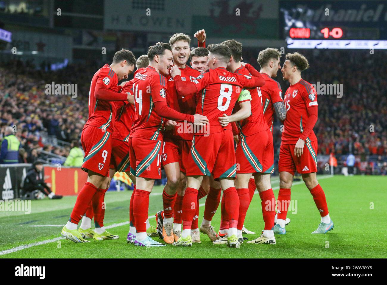 Cardiff, Royaume-Uni. 21 mars 2024. Pays de Galles David Brooks (F) (7) marque un BUT 1-0 et célèbre avec ses coéquipiers pays de Galles Connor Roberts (d) (14) pays de Galles Harry Wilson (M) (8) pays de Galles Brennan Johnson (M) (9) pays de Galles Neco Williams (d) (3) lors de la demi-finale pays de Galles - Finlande UEFA Euro 2024 qualifier au Cardiff City Stadium, Cardiff, pays de Galles, Royaume-Uni le 21 mars 2024 crédit : Every second Media/Alamy Live News Banque D'Images