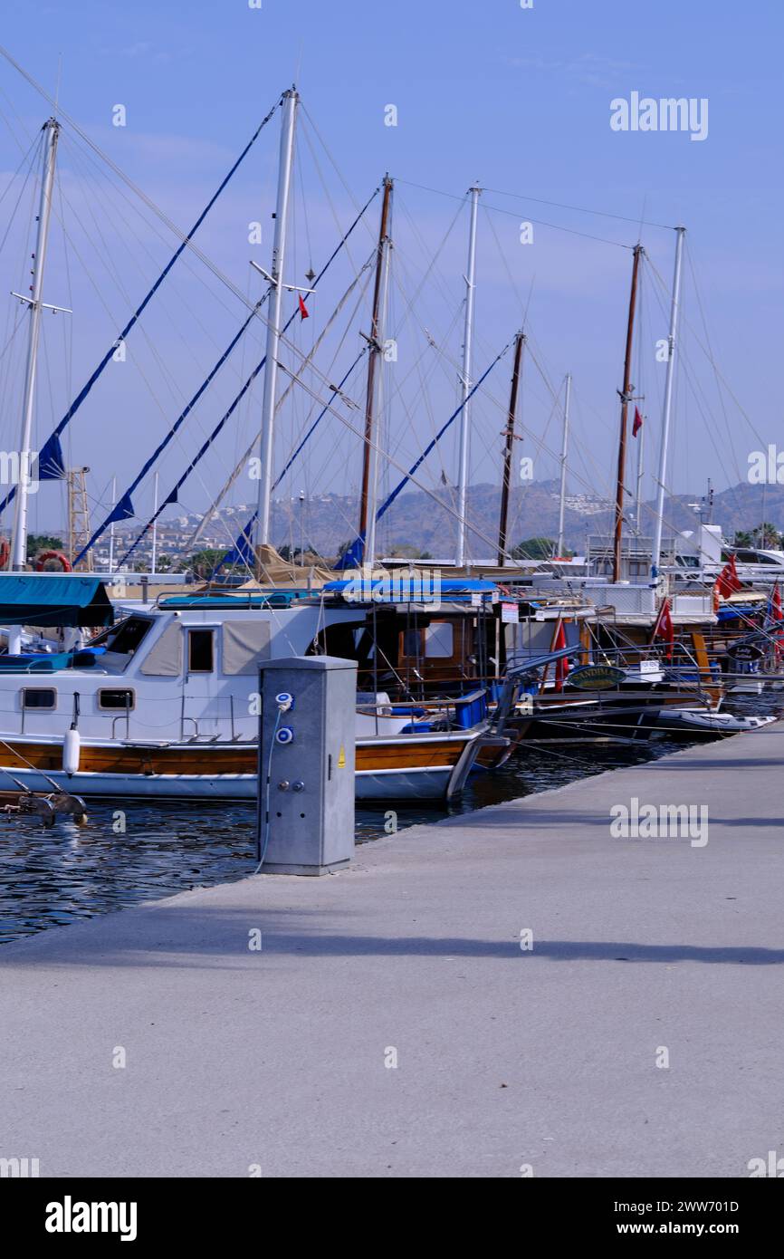 Bateaux à moteur au bord de la mer de Bodrum avec soutien électrique sur le chemin de marche Banque D'Images