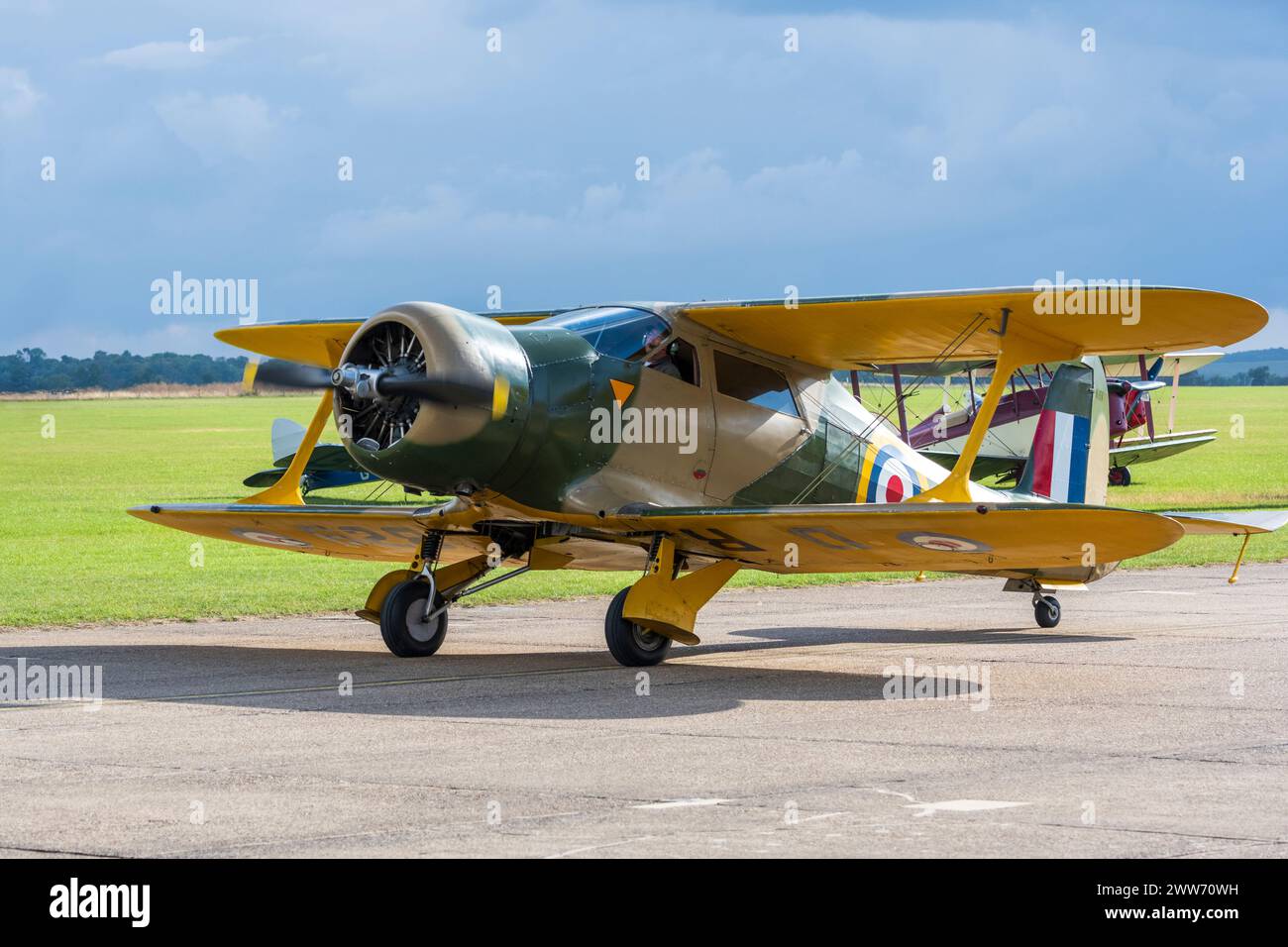 Beech D17S Staggerwing PB1 N18V rouler après un vol exposé au Duxford Battle of Britain Air Show 2022, Duxford Airfield, Cambridgeshire, Angleterre, Royaume-Uni Banque D'Images