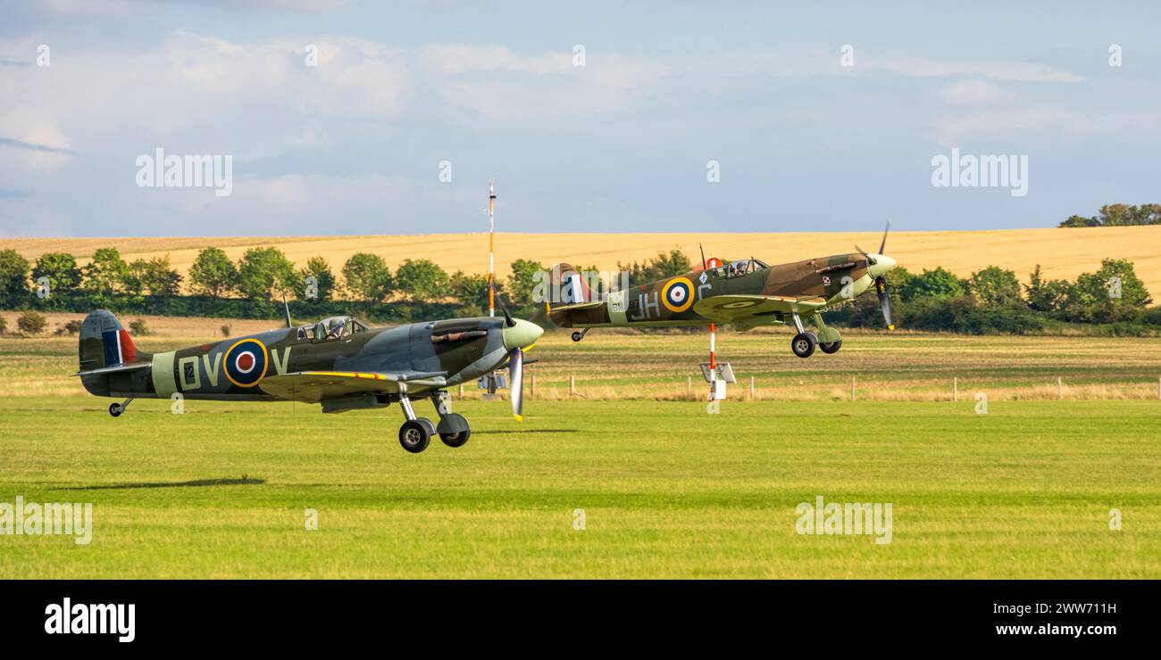 Supermarine Spitfire Mk Vc EE602 et Mk V BM587 décollent au Duxford Battle of Britain Air Show 2022, Duxford Airfield, Cambridgeshire, Angleterre, Royaume-Uni Banque D'Images