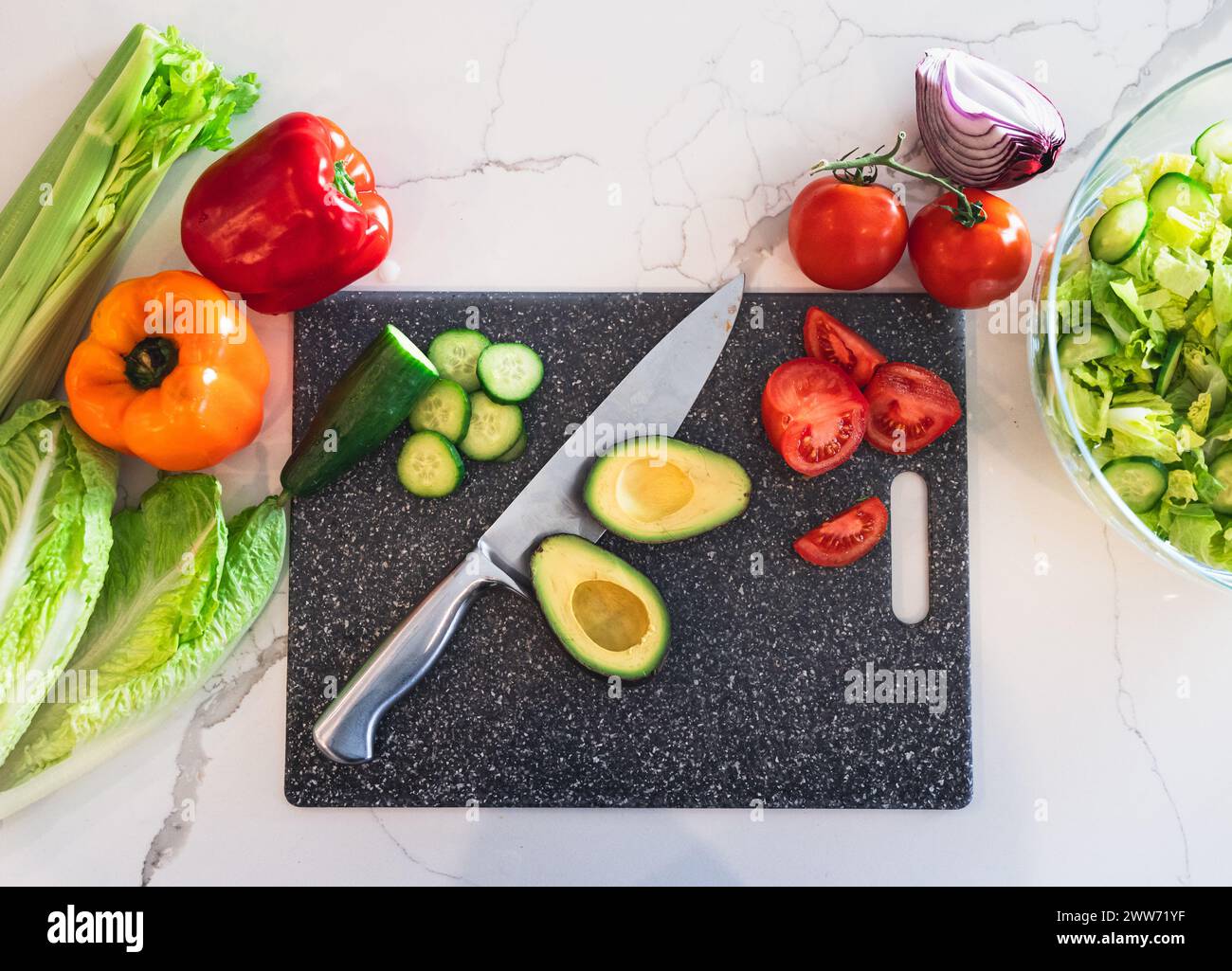 Vue aérienne des légumes hachés sur le comptoir blanc. Banque D'Images