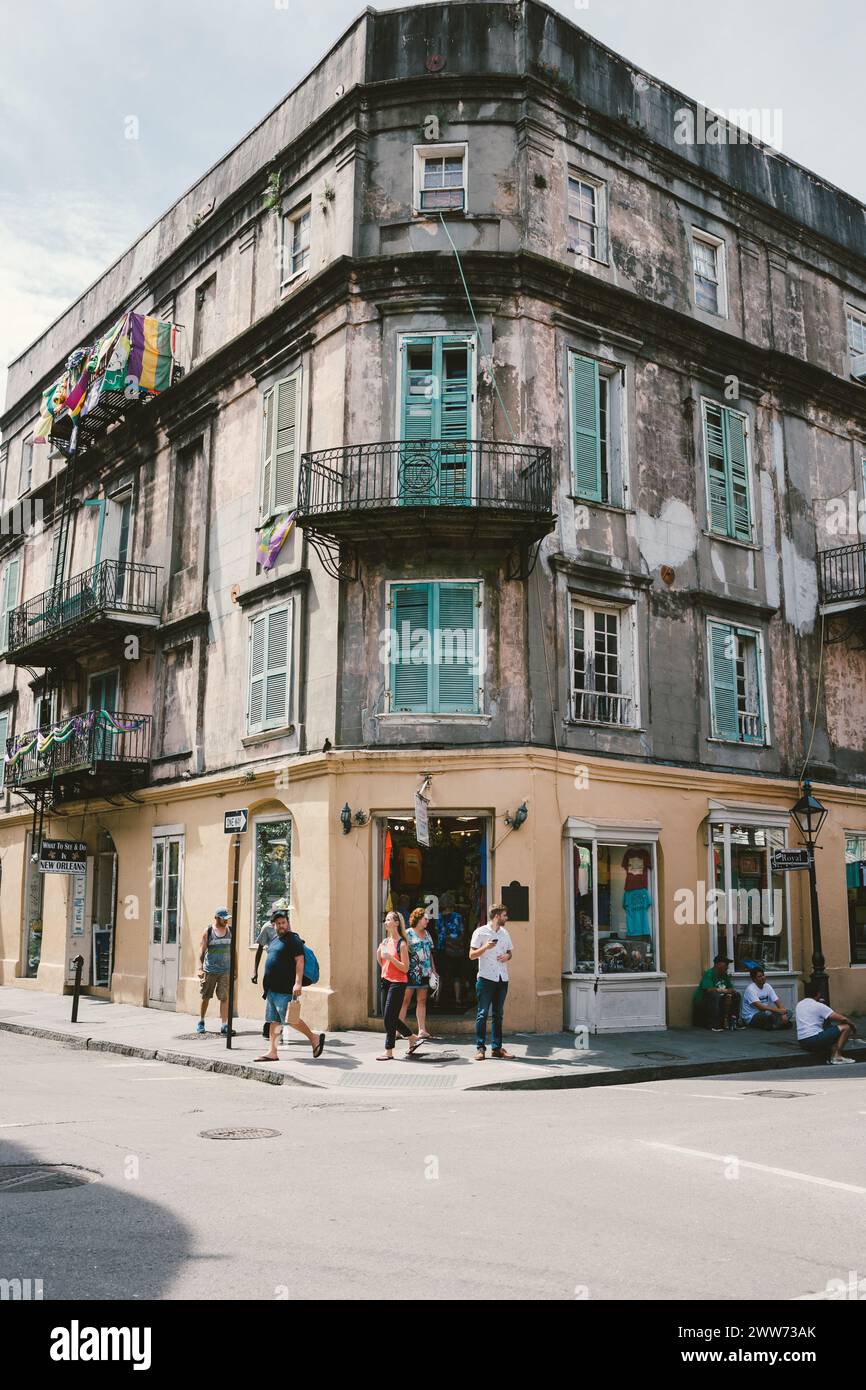 Les touristes se promènent devant le vieux bâtiment de la Nouvelle-Orléans en juillet 2017 Banque D'Images