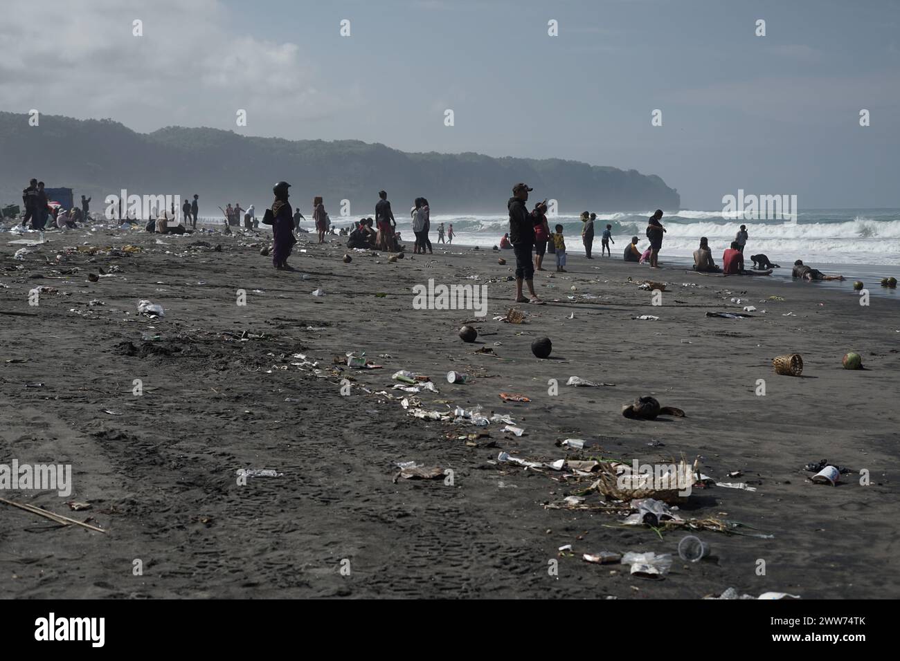 Paysage de la plage sale de Parangkusumo à Yogyakarta, Indonésie pendant la saison des fêtes Banque D'Images