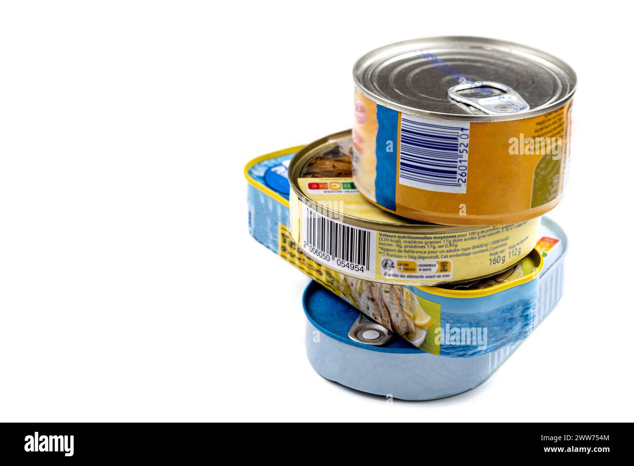 Boîtes empilées de poisson conservé. Banque D'Images
