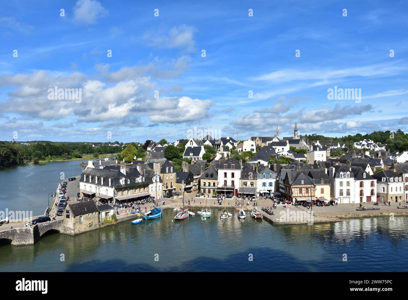 vue supérieure d'un village breton au bord de la rivière, france Banque D'Images