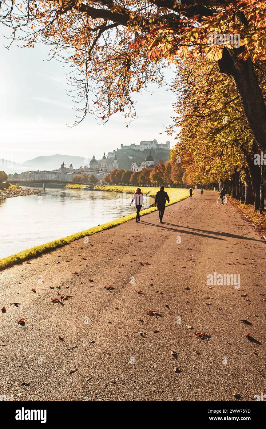 Herbstlicher Sonnenaufgang in der Stadt Salzburg mit Blick auf Salzach und Festung Hohensalzburg in Österreich am 17.10.2021. // lever de soleil automnal dans la ville de Salzbourg avec vue sur la forteresse de Salzach et Hohensalzburg en Autriche le 17 octobre 2021. - 20211017 PD19373 crédit : APA-defacto Datenbank und Contentmanagement GmbH/Alamy Live News Banque D'Images