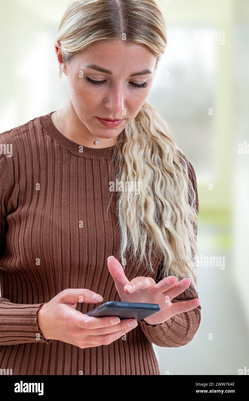 Portrait d'une jeune femme avec son smartphone. Banque D'Images